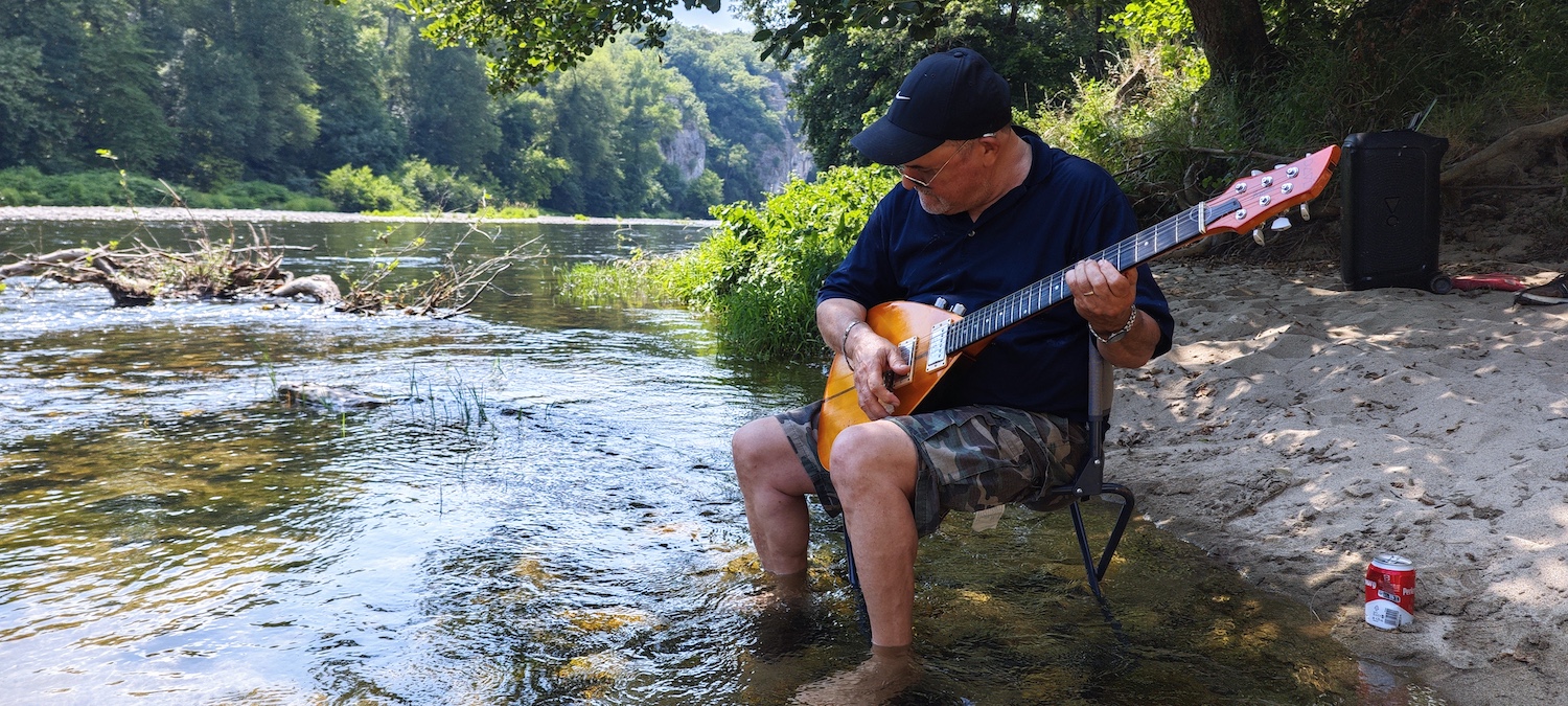 Jemâa à la guitare